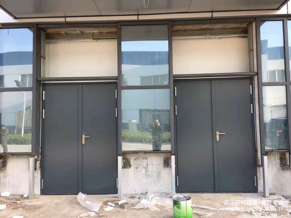 諾沃芬多功能門