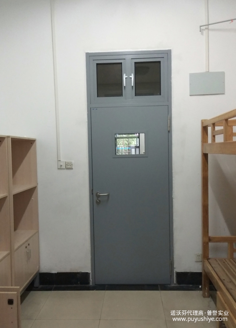 諾沃芬學(xué)校門